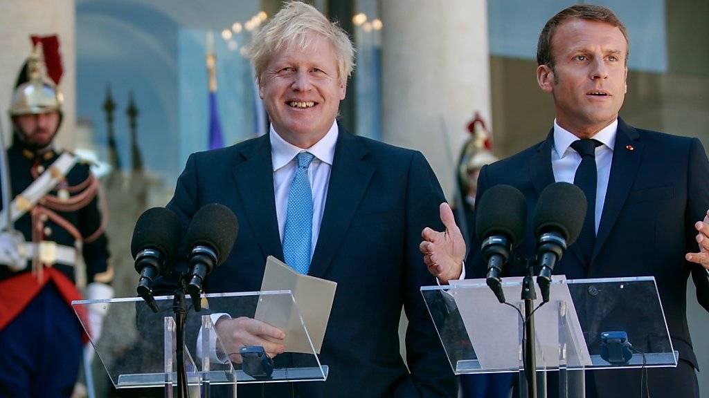Der französische Präsident Emmanuel Macron (r) hat am Donnerstag in Paris nach einem Treffen mit Grossbritanniens Premierminister Boris Johnson Neuverhandlungen des britischen EU-Austrittsabkommens erneut eine Absage erteilt.