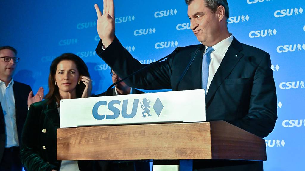 Markus Söder, CSU-Spitzenkandidat und Ministerpräsident von Bayern, kommt zu der Wahlparty im Landtag. Foto: Peter Kneffel/dpa