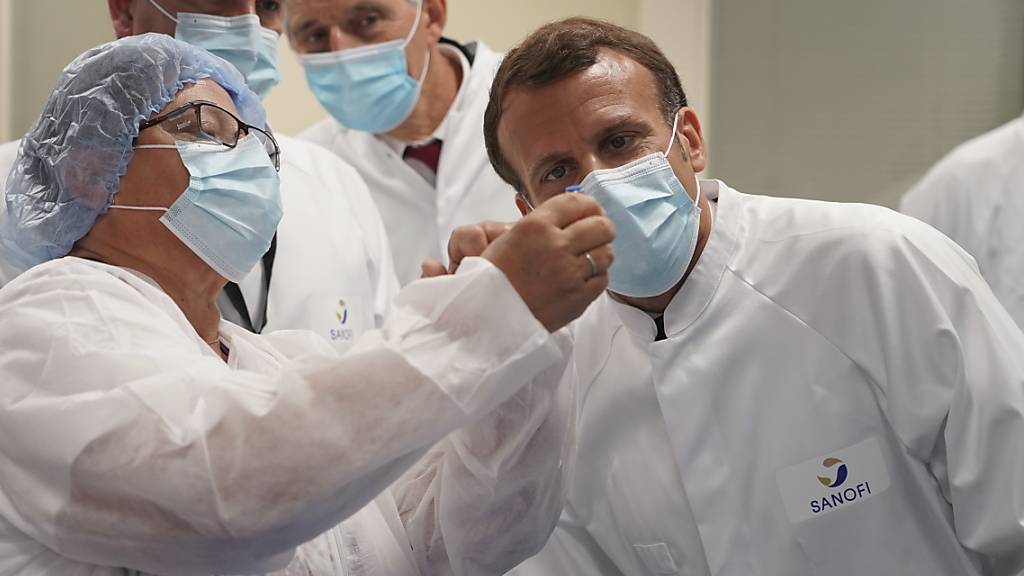 Das freut auch den französischen Präsidenten Emmanuel Macron: Der Sanofi-Konzern will bis im ersten Quartal 2021 die Zulassung für seinen Corona-Impfstoff erhalten.