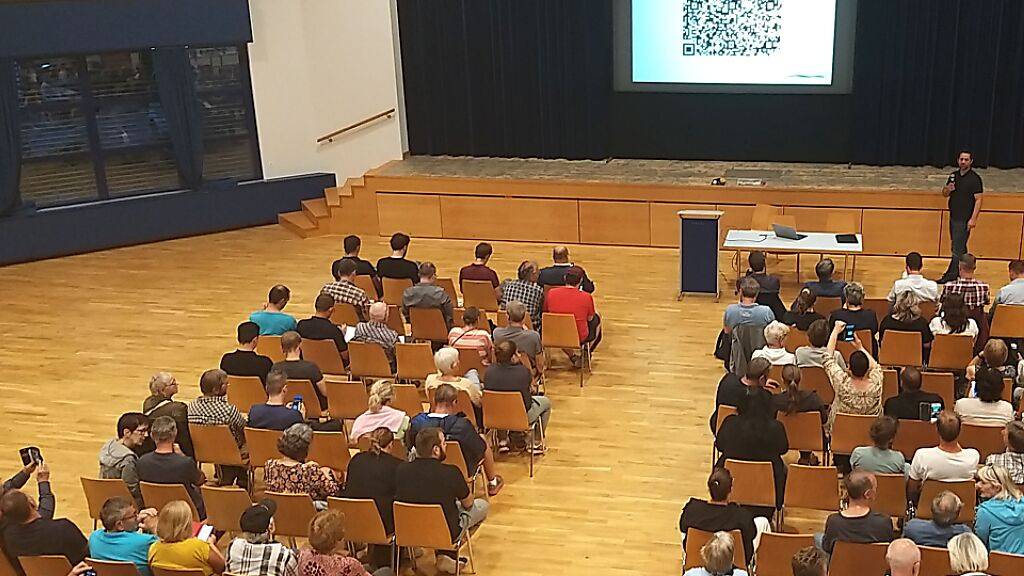 Der Gemeindeführungsstab Glarus Süd hatte am Freitagabend im Gemeindezentrum Schwanden zu einem weiteren Informationsanlass seit dem Schadensereignis eingeladen. Rund 100 evakuierte Personen und von der Rutschung betroffene Unternehmer fanden sich ein.