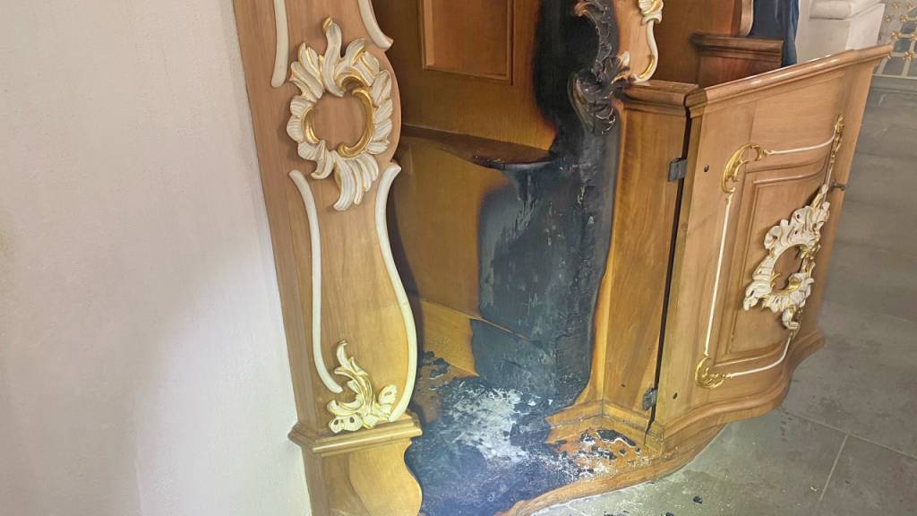In der Kirche St. Ulrich in Kreuzlingen TG brach im Beichtstuhl ein Feuer aus.