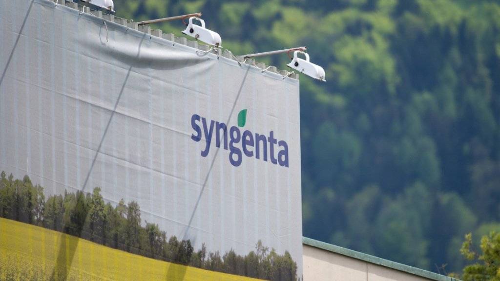 Syngenta-Logo an der Fabrik in Monthey: Die Spekulationen um eine Übernahme des Schweizer Unternehmens reissen nicht ab. (Archivbild)