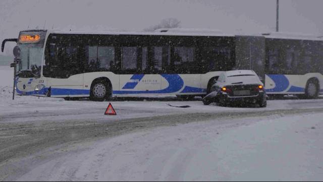 Schneefall lässt Verkehr erliegen