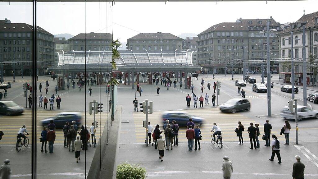 Beim Berner Bahnhofplatz soll eine «Countdown-Ampel» für Fussgänger installiert werden. (Archivbild)