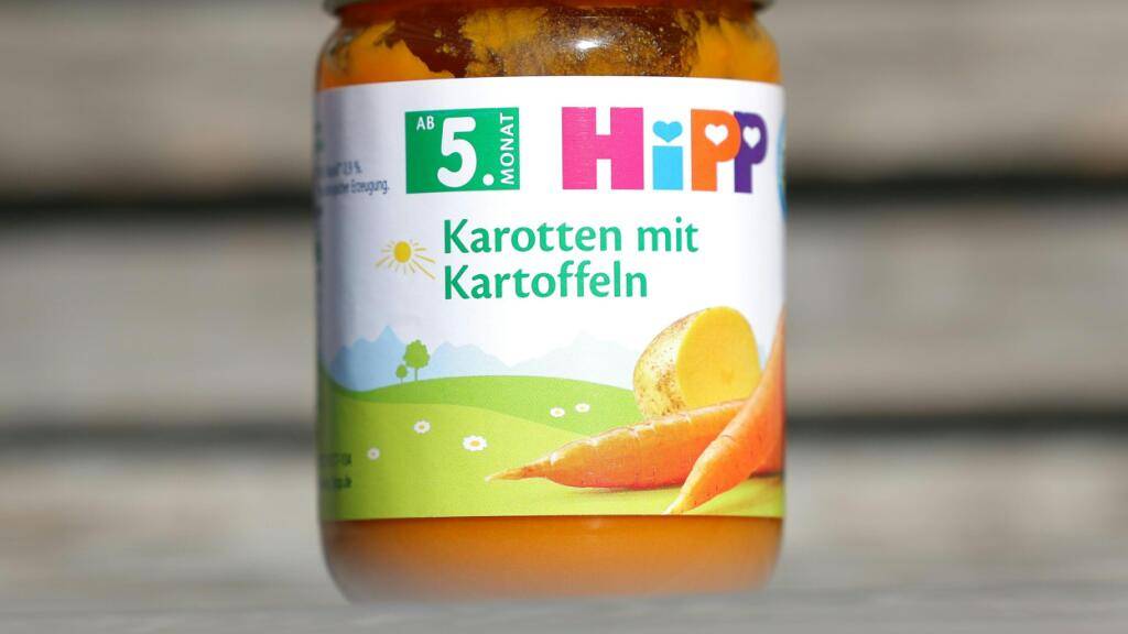 Hipp-Babykostgläschen stehen auf einem Tisch. Hipp hat sein gesamtes Babykostgläschen-Sortiment bei Spar Österreich zurückgerufen. Foto: Tobias Steinmaurer/APA/dpa