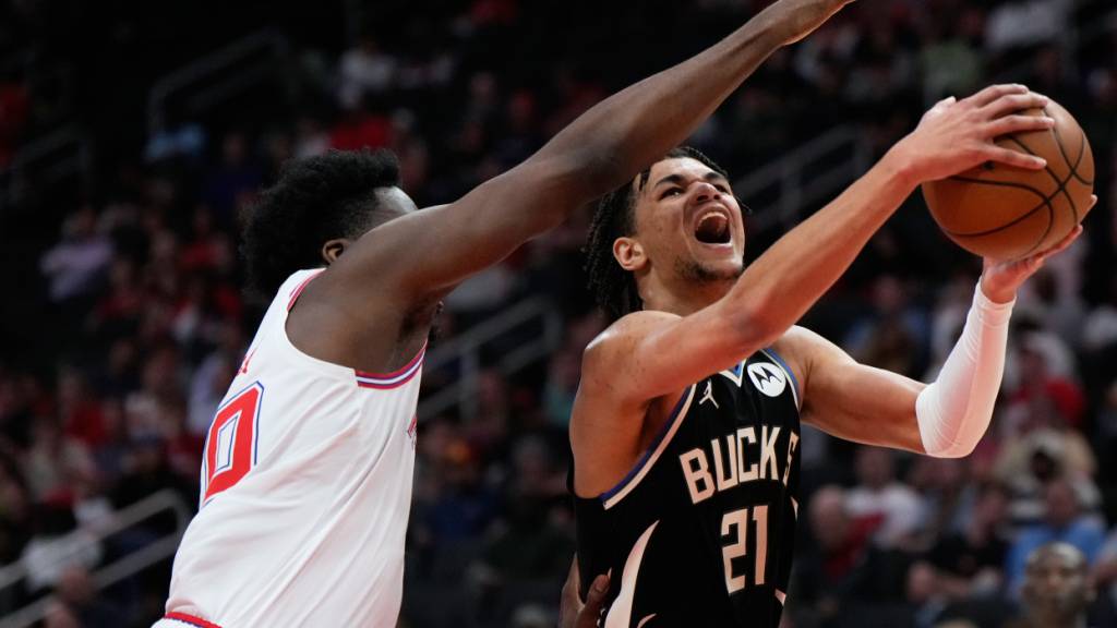 Clint Capela (links) steht mit den Houston Rockets kurz vor der Playoff-Qualifikation