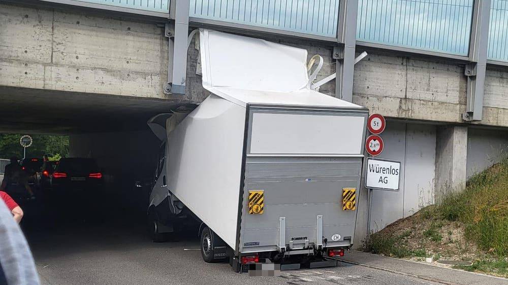 Schon wieder: Lieferwagen bleibt in Autobahn-Unterführung stecken – grosser Sachschaden