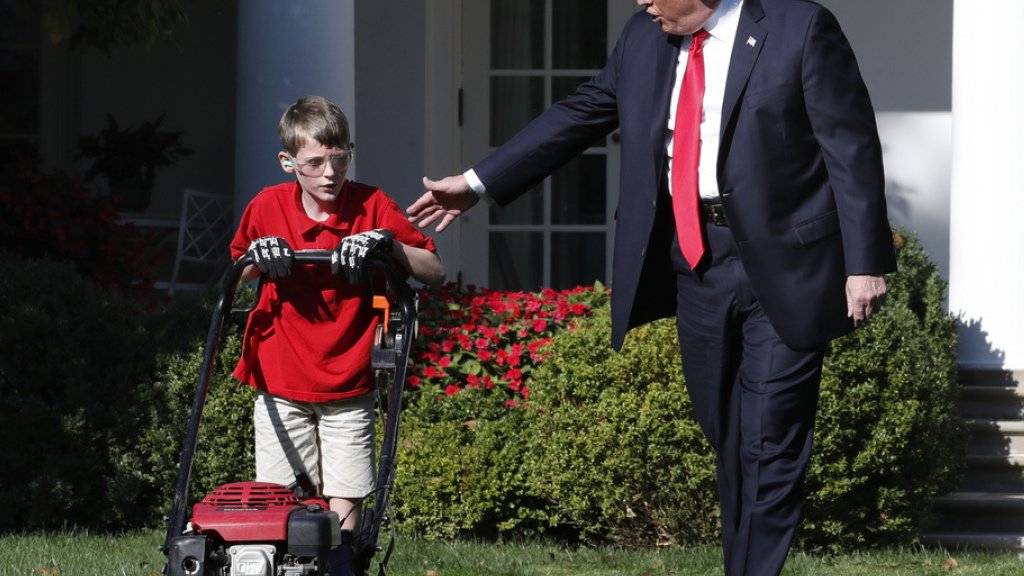 Präsident Donald Trump begleitet am Freitag den elfjährigen Frank Giaccio beim Rasenmähen beim Weissen Haus.