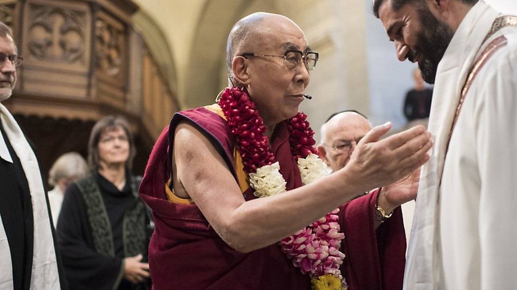 Gemeinsames Gebet für den Frieden: Der Dalai Lama mit Imam Bilal Yildiz im Zürcher Grossmünster.