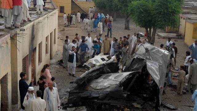 Schlechtes Wetter Offenbar Grund Fur Flugzeugabsturz In Pakistan Ausland rgauer Zeitung