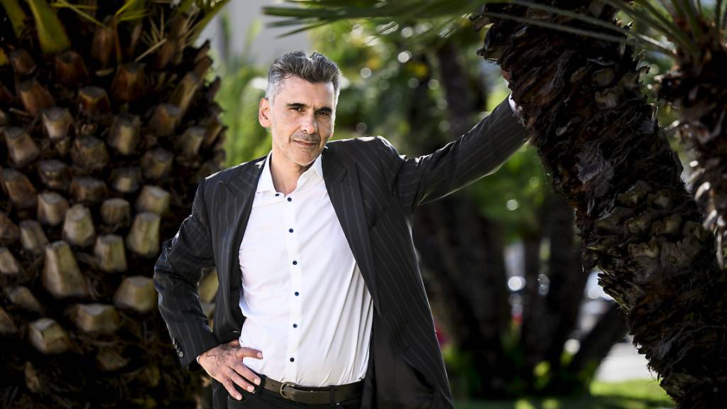 Der Regisseur Mehdi Sahebi im Sommer 2023 in Locarno. Sahebi wurde im Iran geboren, und kam in Alter von zwanzig Jahren in die Schweiz.