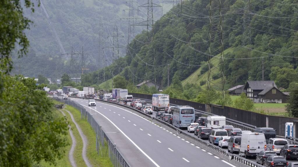 Auch am Samstagmittag war der lange Stau am Gotthard noch nicht aufgelöst. (Archivbild)