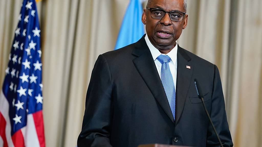 ARCHIV - US-Verteidigungsminister Lloyd Austin spricht auf dem US-Luftwaffenstützpunkt Ramstein (Archivbild). Foto: Uwe Anspach/dpa