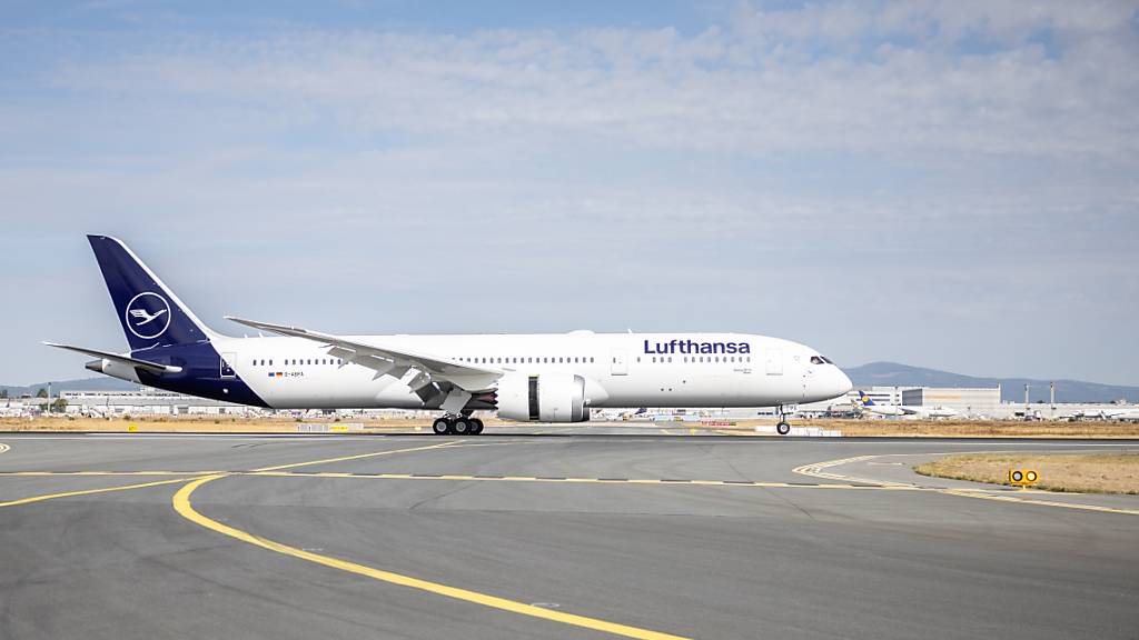 Als Solidaritätsaktion zum am Samstag beginnenden dreitägigen Streik bei Lufthansa Discover sollen am Montag Flüge der Deutschen Lufthansa AG auf der 787-Flotte bestreikt werden. (Archivbild einer Boeing 787-9 am Flughafen Frankfurt am Main).