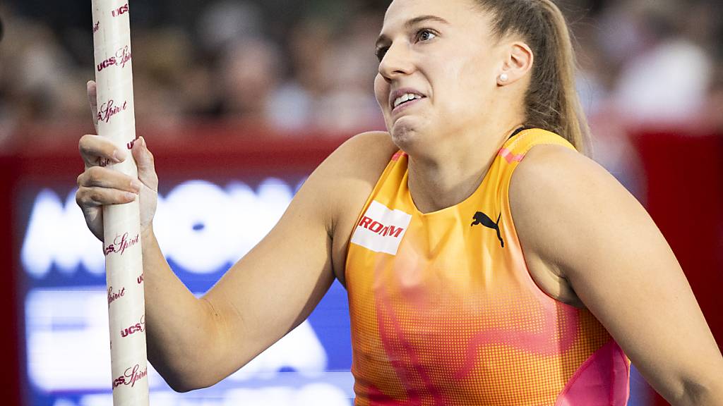 Angelica Moser hebt im Hauptbahnhof ab