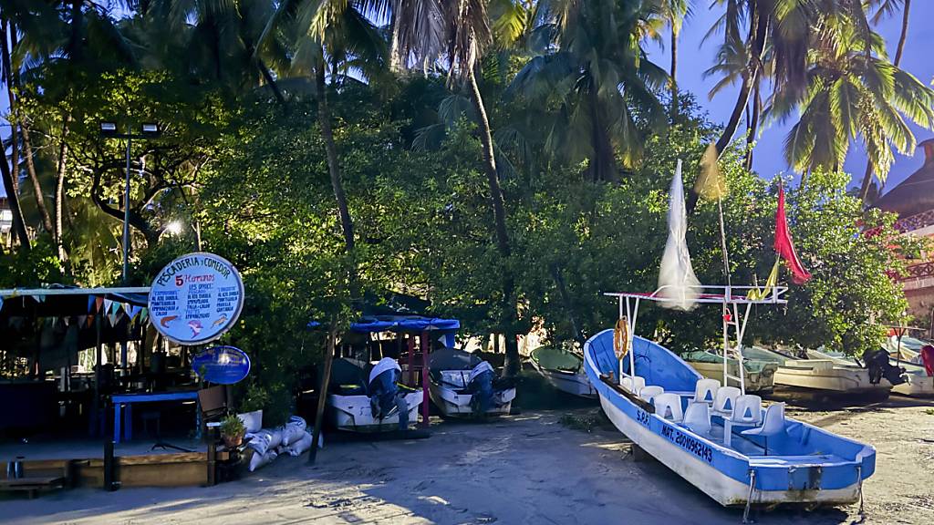 Boote werden zum Schutz vor der erwarteten Ankunft des Tropensturms «John» am Strand gelagert. Foto: Luis Alberto Cruz/AP/dpa