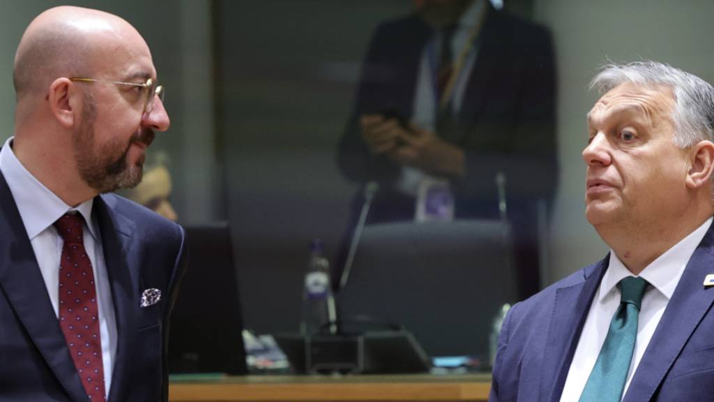 ARCHIV - Charles Michel (l.), Präsident des Europäischen Rates, im Gespräch mit Ungarns Premie Viktor Orban. Foto: Olivier Matthys/AP/dpa