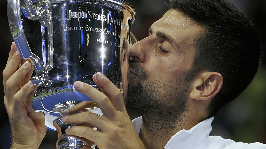 Novak Djokovic mit seiner 24. Trophäe auf Grand-Slam-Stufe