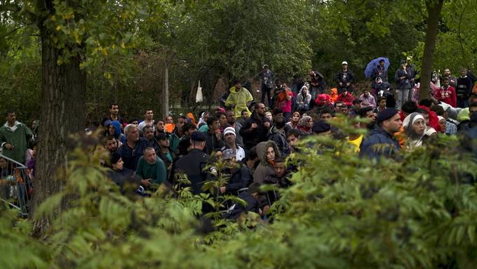 Kroatische Polizisten prügeln Migranten aus der EU