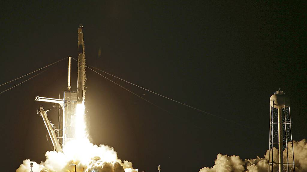 ARCHIV - Die SpaceX-Rakete «Falcon 9» hebt von der Rampe 39A des Kennedy Space Center ab. Nach Berechnung von Wissenschaftlern der US-Raumfahrtbehörde Nasa könnte ein Teil der Rakete Anfang März mit dem Mond zusammenstoßen. Die Flugbahn der Rakete werde beobachtet, sagte eine Nasa-Sprecherin am Donnerstag. Foto: John Raoux/AP/dpa