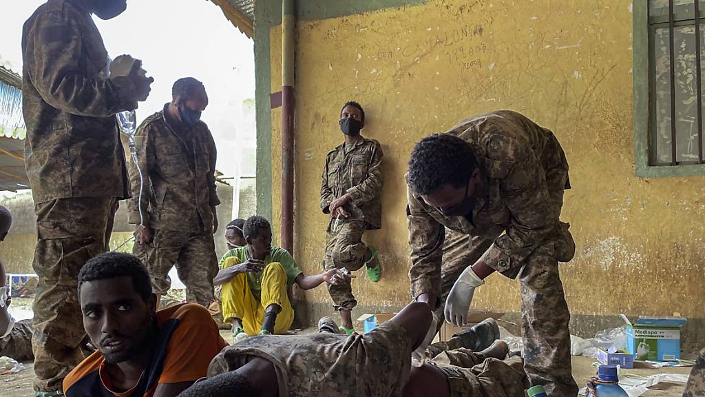 Verwundete Mitglieder der äthiopischen Streitkräfte, die von Tigray-Kräften gefangen genommen wurden, werden in einem Gefängnis medizinisch versorgt.
