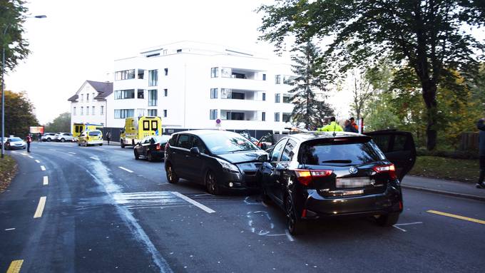 Zwei Verletzte nach Streif- und Frontalkollision