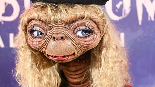 Heidi Klum taucht an Halloween als E.T. auf