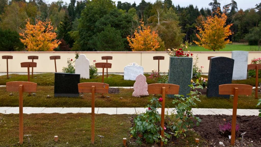 Auf dem Friedhof Witikon in Zürich sind die Gräber auf dem islamischen Grabfeld nach südosten ausgerichtet. (Archivbild)