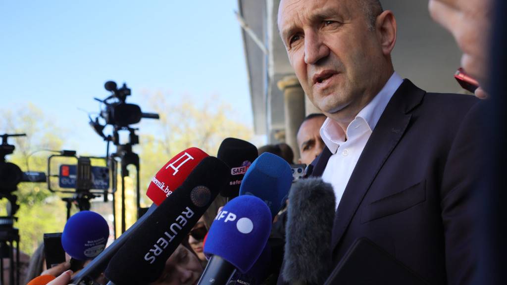 Der ehemalige bulgarische Präsident Rumen Radew spricht zu Journalisten, nachdem er seine Stimme in einem Wahllokal während der vorgezogenen Parlamentswahlen abgegeben hat. Die achte Parlamentswahl binnen fünf Jahren war nach Massenprotesten gegen Korruption und nach dem Rücktritt der prowestlichen Koalitionsregierung von Ministerpräsident Rossen Scheljaskow im Dezember 2025 notwendig geworden. Foto: Valentina Petrova/AP/dpa