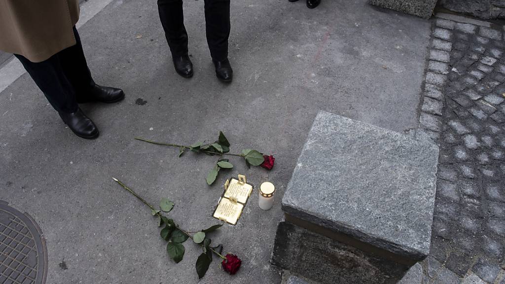 Gedenk- beziehungsweise Stolpersteine für Lea Berr und ihren Sohn zur Erinnerung an die KZ-Opfer, die einst in Zürich wohnten.