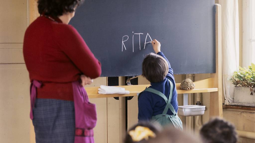 Primarlehrerinnen und Primarlehrer müssen im Kanton Genf eine längere Ausbildung absolvieren als Grundschullehrer in den anderen Schweizer Kantonen. (Archivbild)