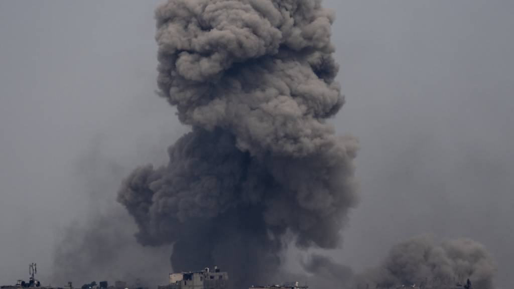 Rauch und Explosionen steigen im Gazastreifen auf. Foto: Ariel Schalit/AP/dpa