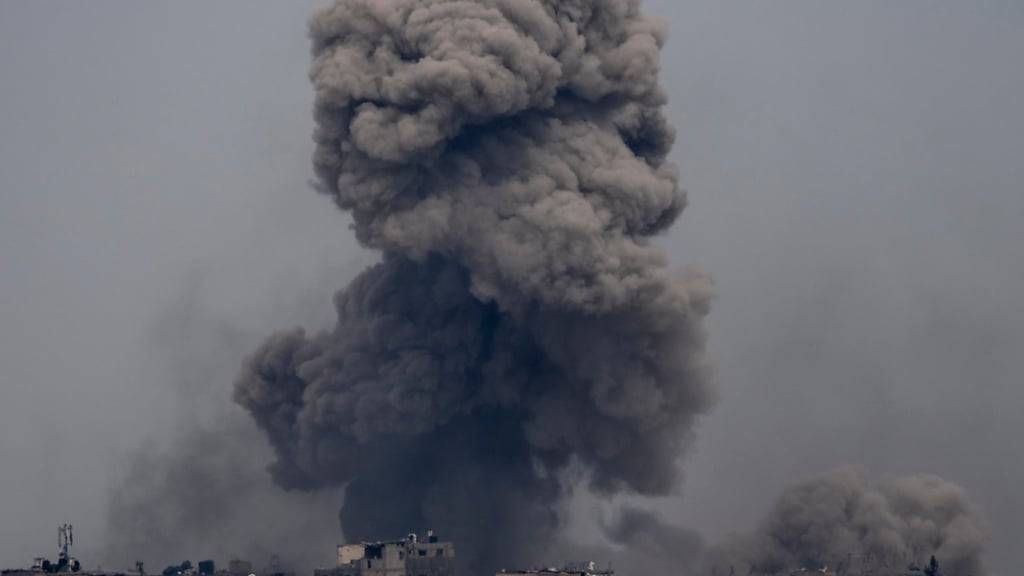 Rauch und Explosionen steigen im Gazastreifen auf. Foto: Ariel Schalit/AP/dpa