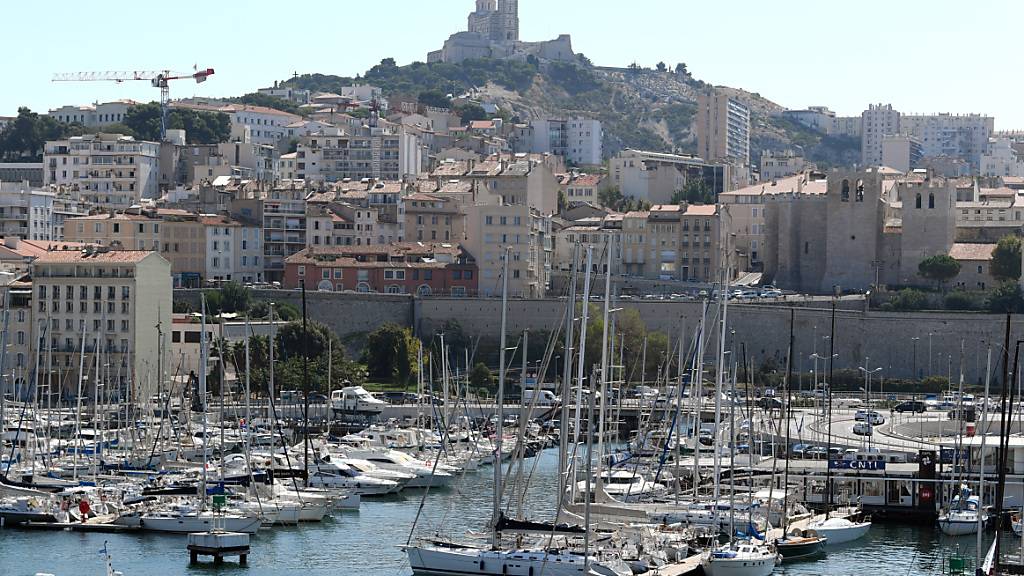 ARCHIV - Zahlreiche Boote liegen im alten Hafen («Vieux Port») vor Anker. Er ist der älteste Hafen Marseilles und historisches und kulturelles Zentrum der Stadt. Frankreichs Präsident Macron will Marseille finanziell unterstützen. Foto: Arne Dedert/dpa