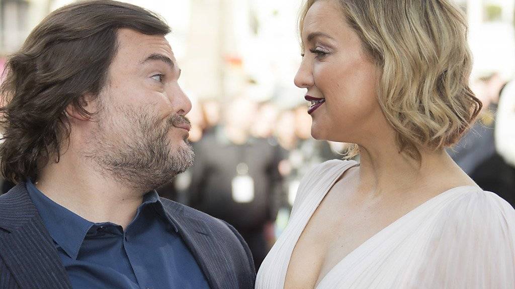 Kate Hudson - hier mit Jack Black, ihrem Synchron-Partner aus «Kung Fu Panda 3» - vermeidet es, mittels Social Media Stalker auf den Plan zu rufen (Archiv).