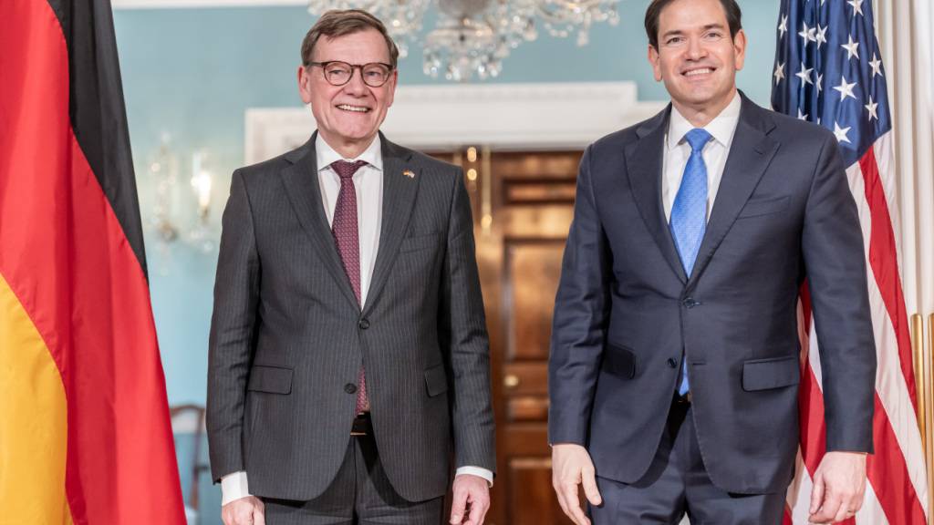 Johann Wadephul (l, CDU), Außenminister, steht neben seinem Amtskollegen, US-Außenminister Marco Rubio (Secretary of State), bei einem Treffen im Außenministerium. Inmitten intensiver Beratungen zwischen Europäern, der Ukraine und den USA über eine gemeinsame Haltung in den Verhandlungen zwischen den USA und Russland über einen Waffenstillstand in der Ukraine, besucht der deutsche Außenminister die US-Hauptstadt. Foto: Michael Kappeler/dpa