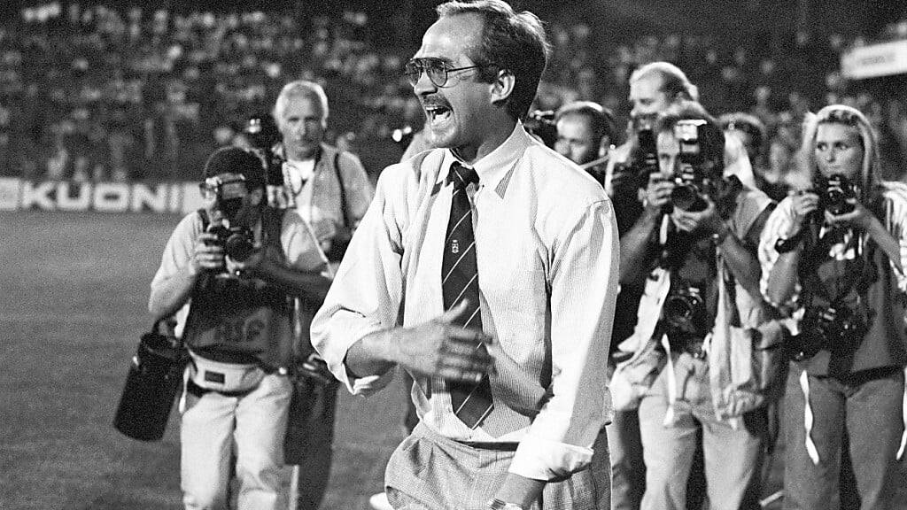 Uli Stielike freut sich über den Sieg mit der Schweiz gegen Brasilien am 21. Juni 1989 in Basel