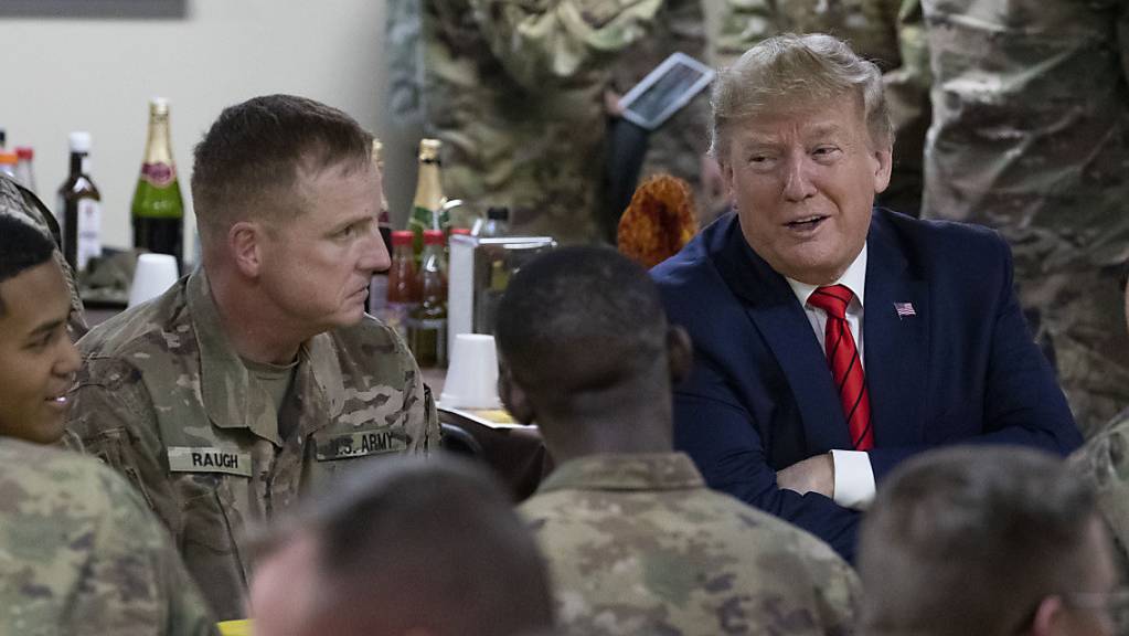 ARCHIV - Donald Trump besucht 2019 amerikanische Truppen auf der Bagram Air Base nördlich von Kabul. Foto: Alex Brandon/AP/dpa