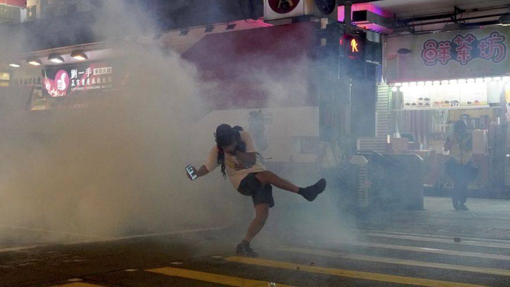 Die Polizei setzte Tränengas, Pfefferspray und Gummigeschosse gegen teils vermummte Teilnehmer ein.