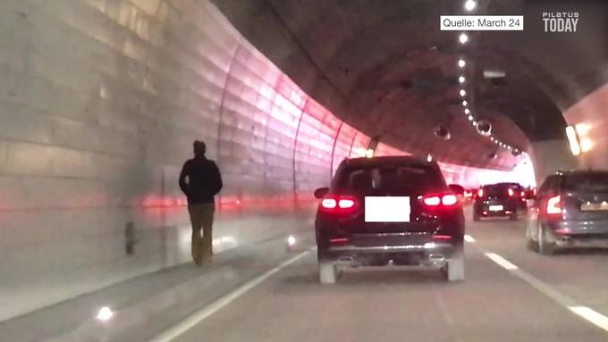 Fahrer rennt im Tunnel seinem Auto nach
