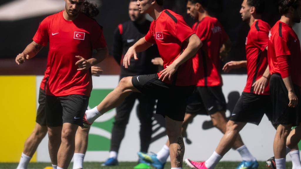 Kenan Yildiz (Mitte) soll die türkische Offensive ankurbeln