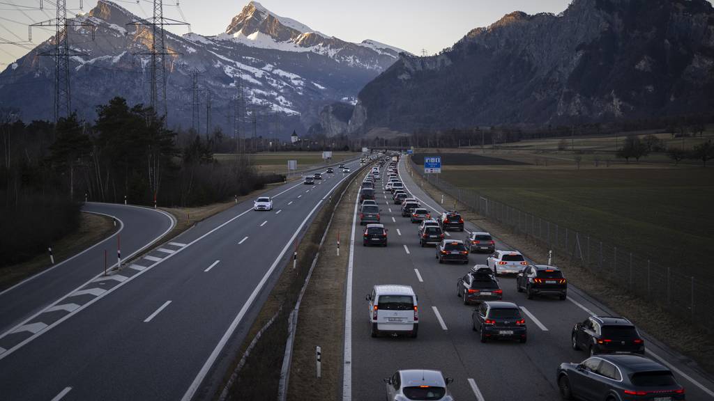 Ausweichverkehr während Sommerferien: Graubünden ergreift wieder Massnahmen