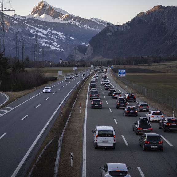 Ausweichverkehr während Sommerferien: Graubünden ergreift wieder Massnahmen