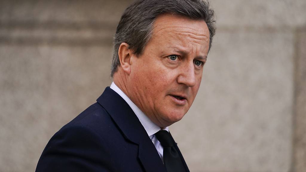 ARCHIV - Der britische Außenminister David Cameron ist besorgt über mögliche Verstöße Israels gegen humanitäres Völkerrecht im Gaza-Krieg. Foto: Alberto Pezzali/AP/dpa