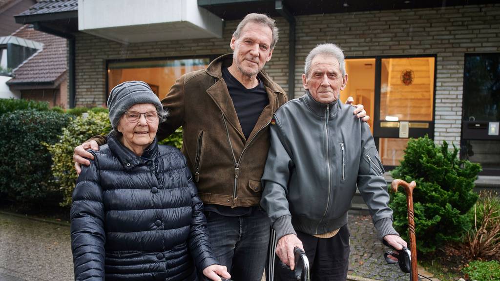 Der Hollywood-Star mit seinen Eltern Ursula und Helmut. Für sie zog er aus den USA nach Recklinghausen, um sich während der Pandemie um seine Eltern zu kümmern.