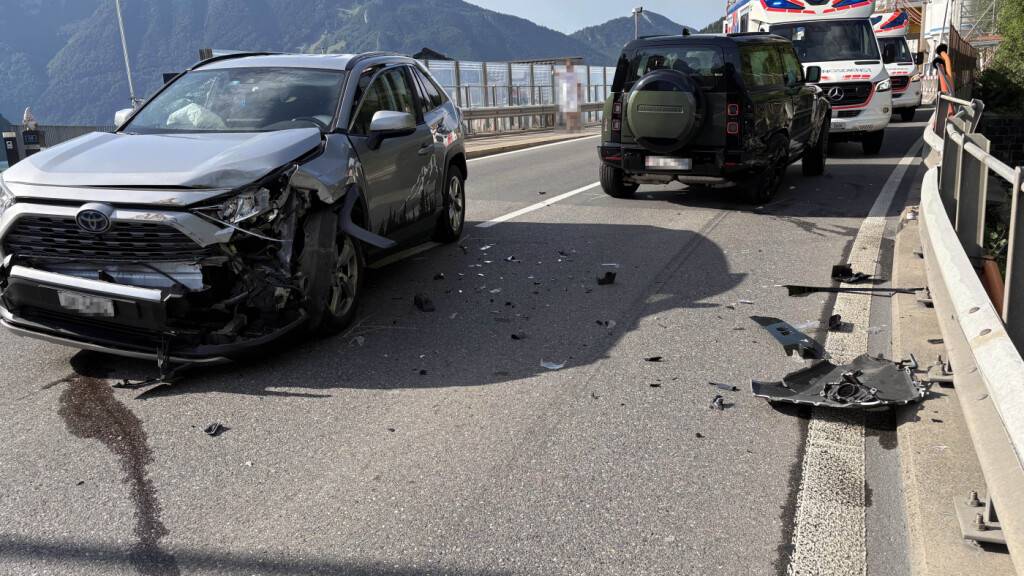 Beim Verkehrsunfall auf der Axenstrasse verletzten sich am Sonntagabend zwei Personen.