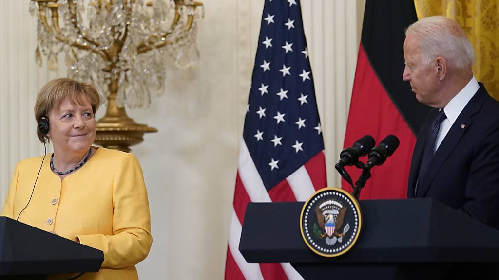 Bundeskanzlerin Angela Merkel (CDU, l) lächelt während US-Präsident Joe Biden bei einer Pressekonferenz im Weißen Haus spricht. Foto: Susan Walsh/AP/dpa