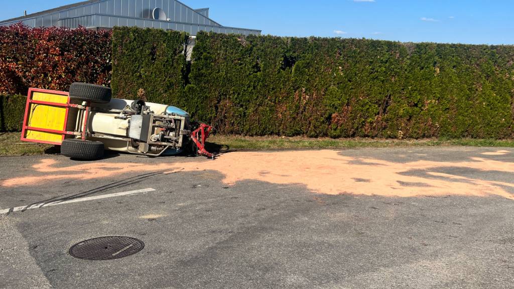 Der Grund, wieso der Traktor beim Abbiegen umkippte, wird von der Polizei noch weiter abgeklärt.