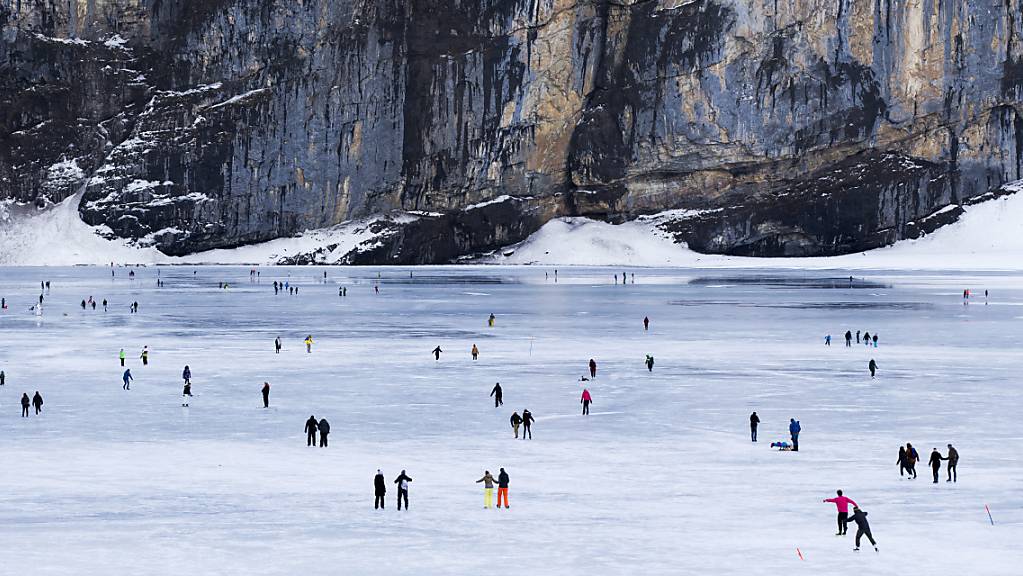Eisläufer und Spaziergänger im Januar 2018 auf dem Oeschinensee. (Archivbild)