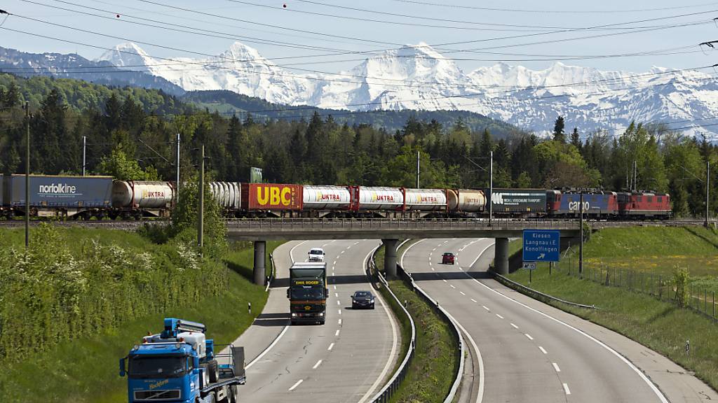 Im ersten Semester 2023 durchquerten weniger Lastwagen die Alpen als in der entsprechenden Vorjahresperiode. (Themenbild)